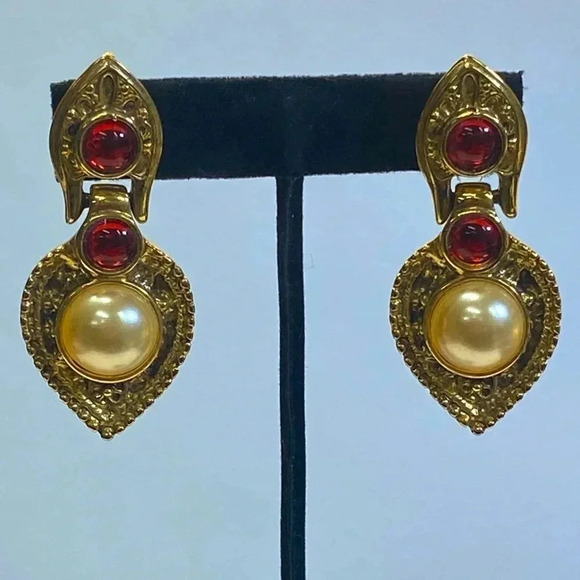 CLASSIC 80's DOOR KNOCKER PIERCED EARRINGS WITH RED AND "PEARL" ACCENTS - Picture 1 of 7
